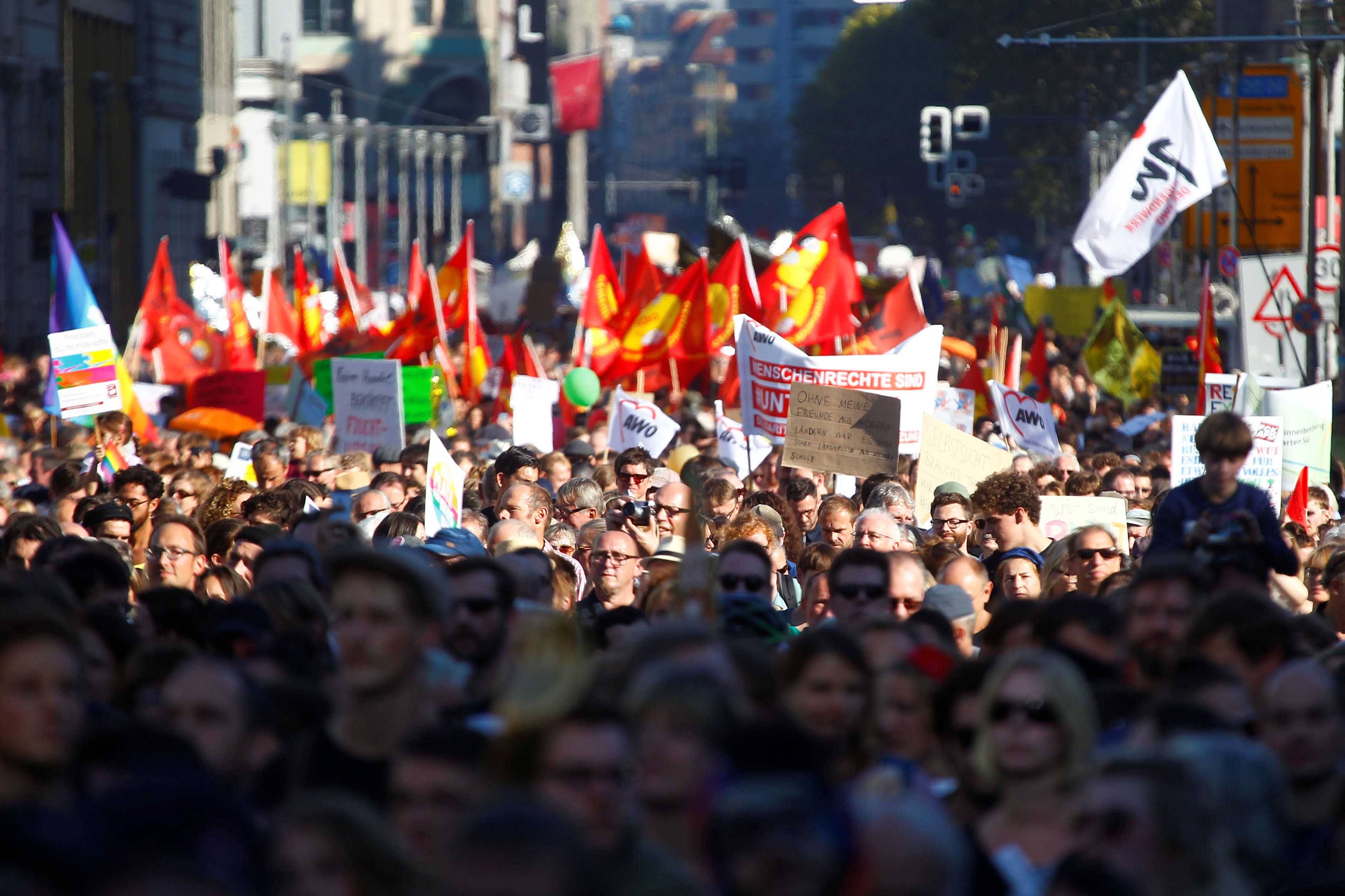 Almanya’da binlerce kişiden ırkçılık protestosu