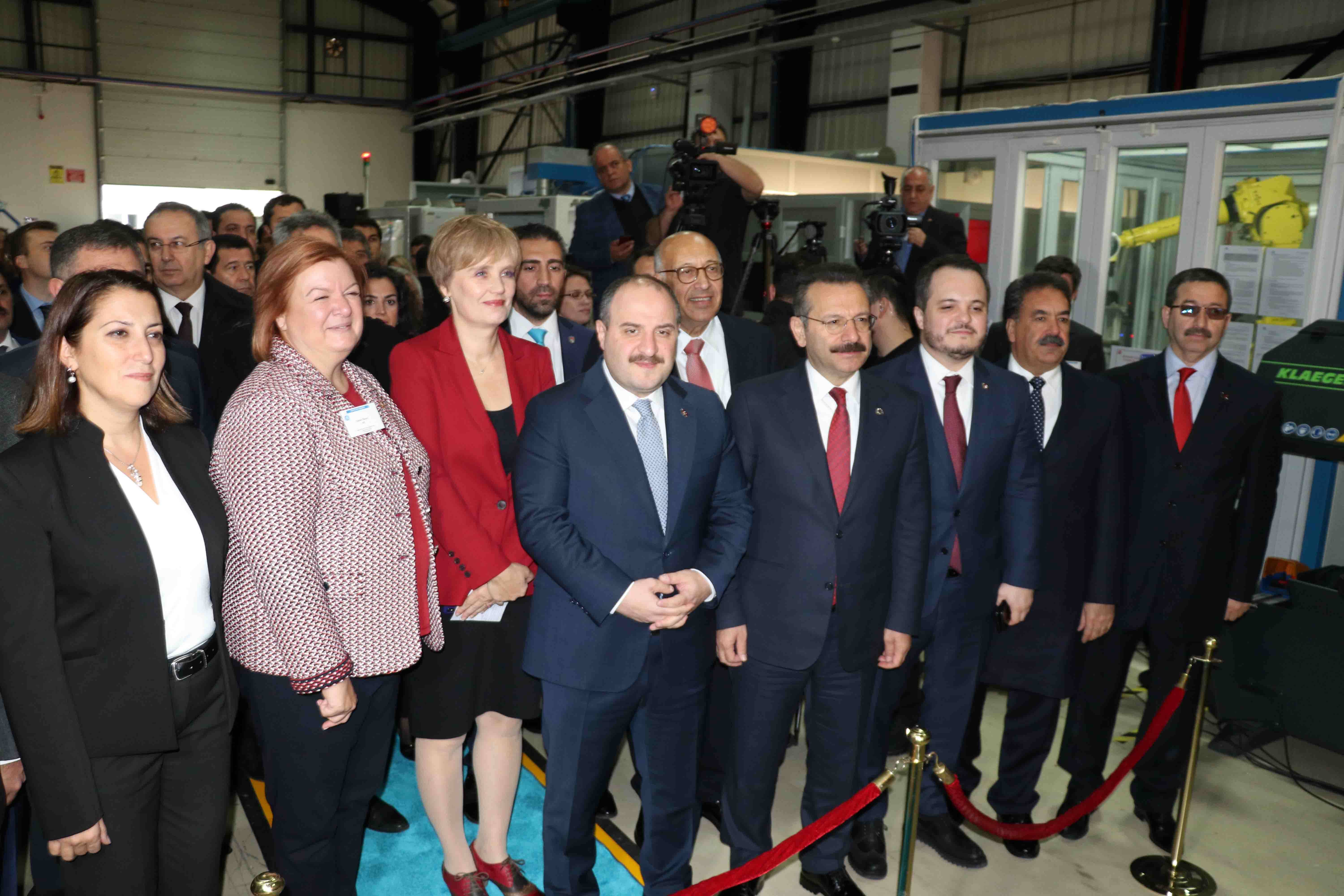 Bakan Varank, uçak motoru parçası geliştirecek laboratuvarı açtı