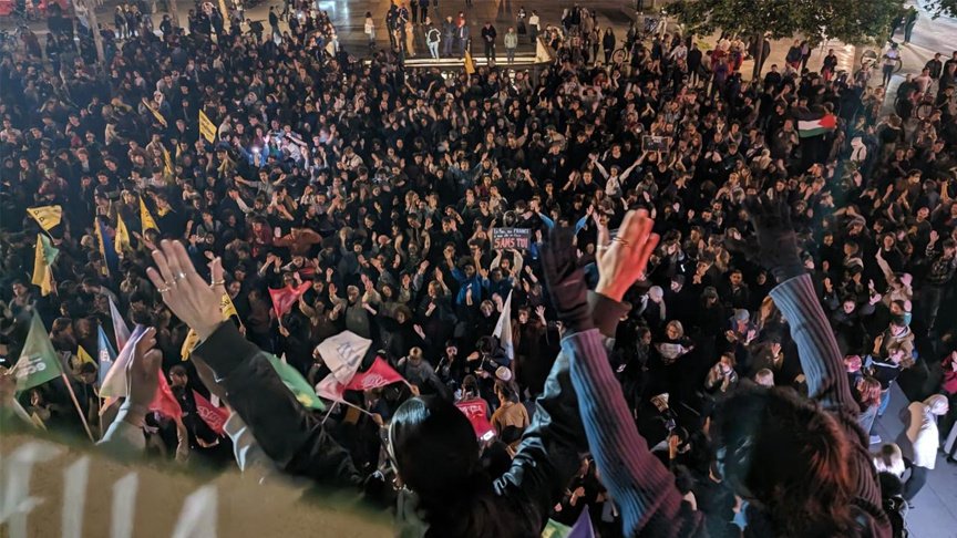 Paris'te Vatandaşlar Avrupa Parlamentosu Seçimlerinde Sandıktan Aşırı Sağın Çıkmasını Protesto Etti