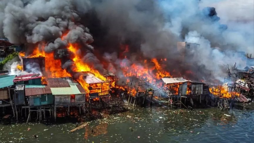 Manila’da Çıkan Yangında Bin Ev Kül Oldu, Binlerce Aile Evsiz Kaldı