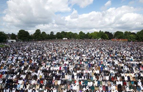 İngiltere'de 140 bin kişi bayram namazı için buluştu