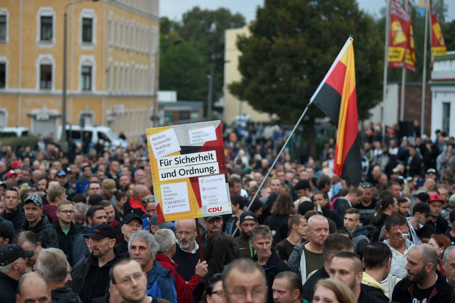 Tansiyonun dinmediği Chemnitz'de karşıt görüşler sokağa indi