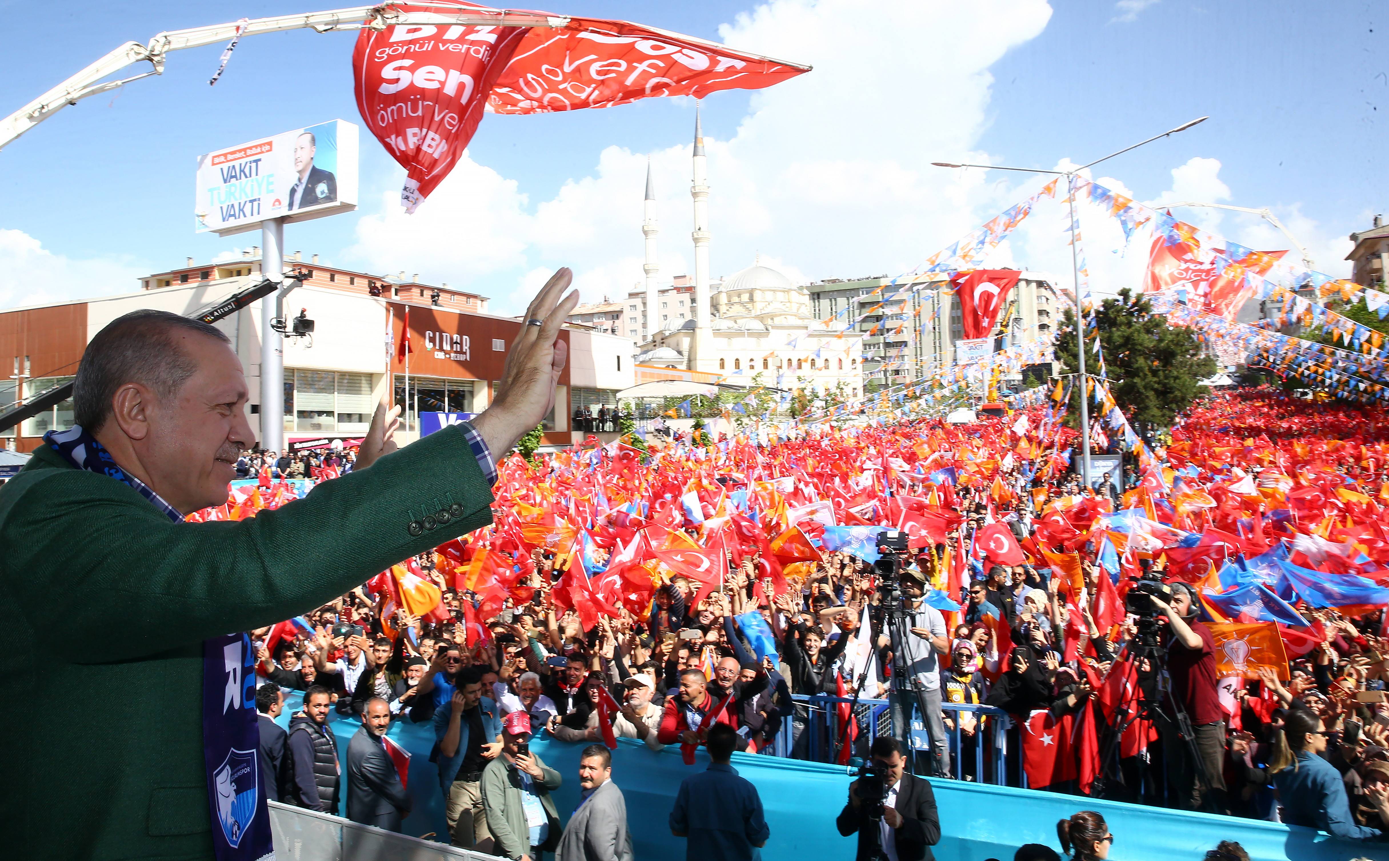 Cumhurbaşkanı Erdoğan: "Dövizlerinizi TL'ye çevirin..."