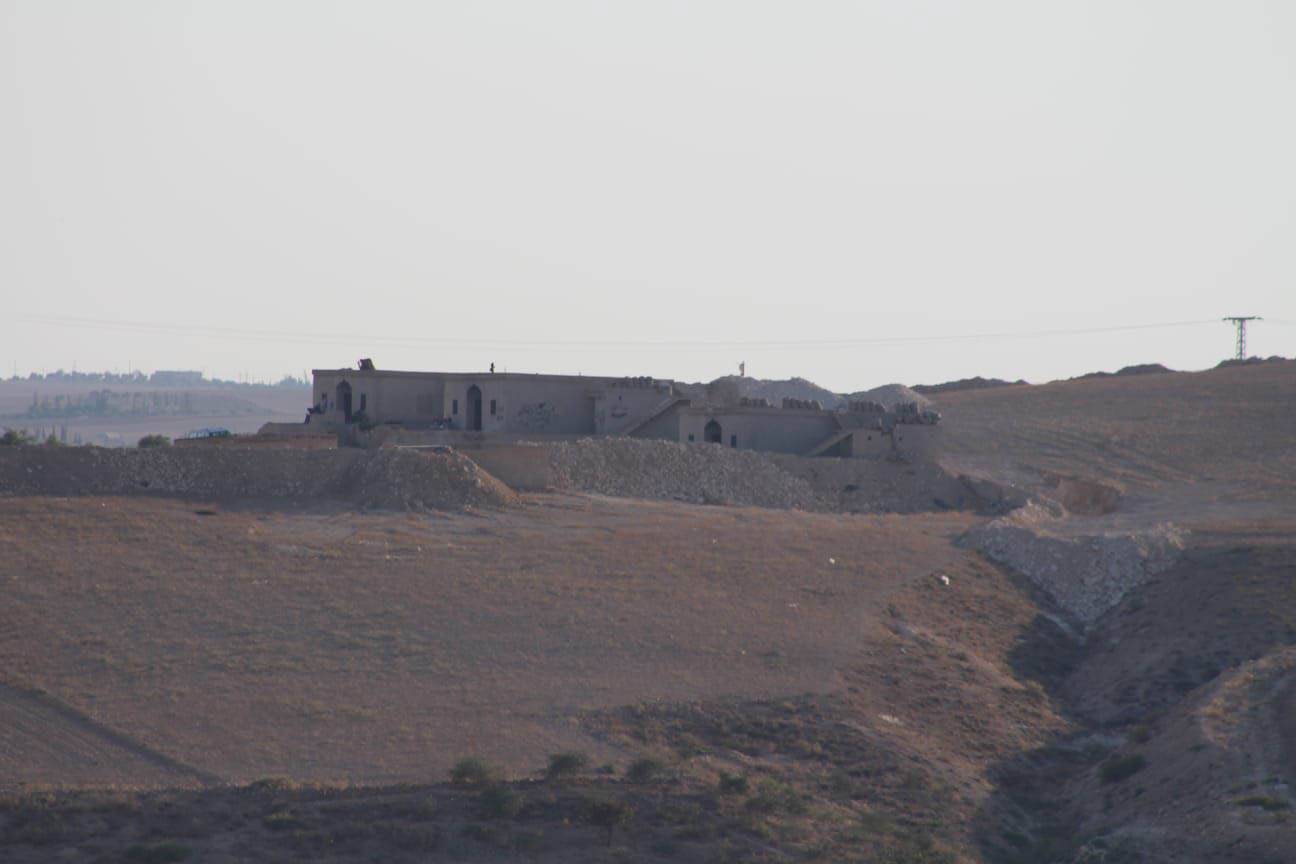 YPG/PKK Münbiç'i çukurlarla çevreledi