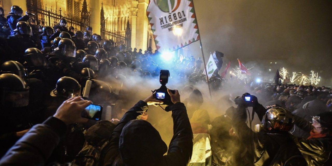 Macaristan'da halk protesto için sokaklarda