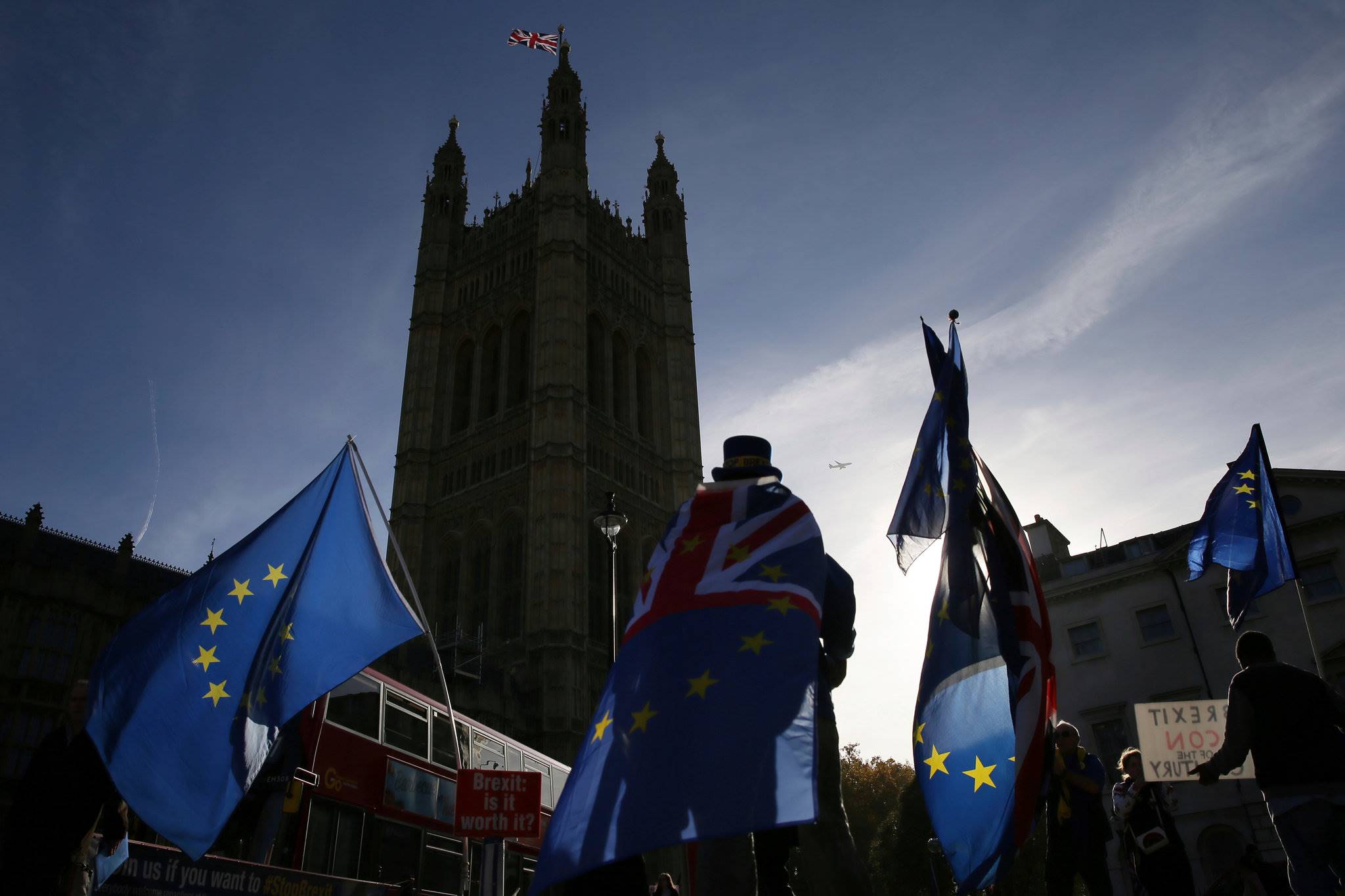 Brexit'in Londra'daki yansıması: İki bakan istifa etti