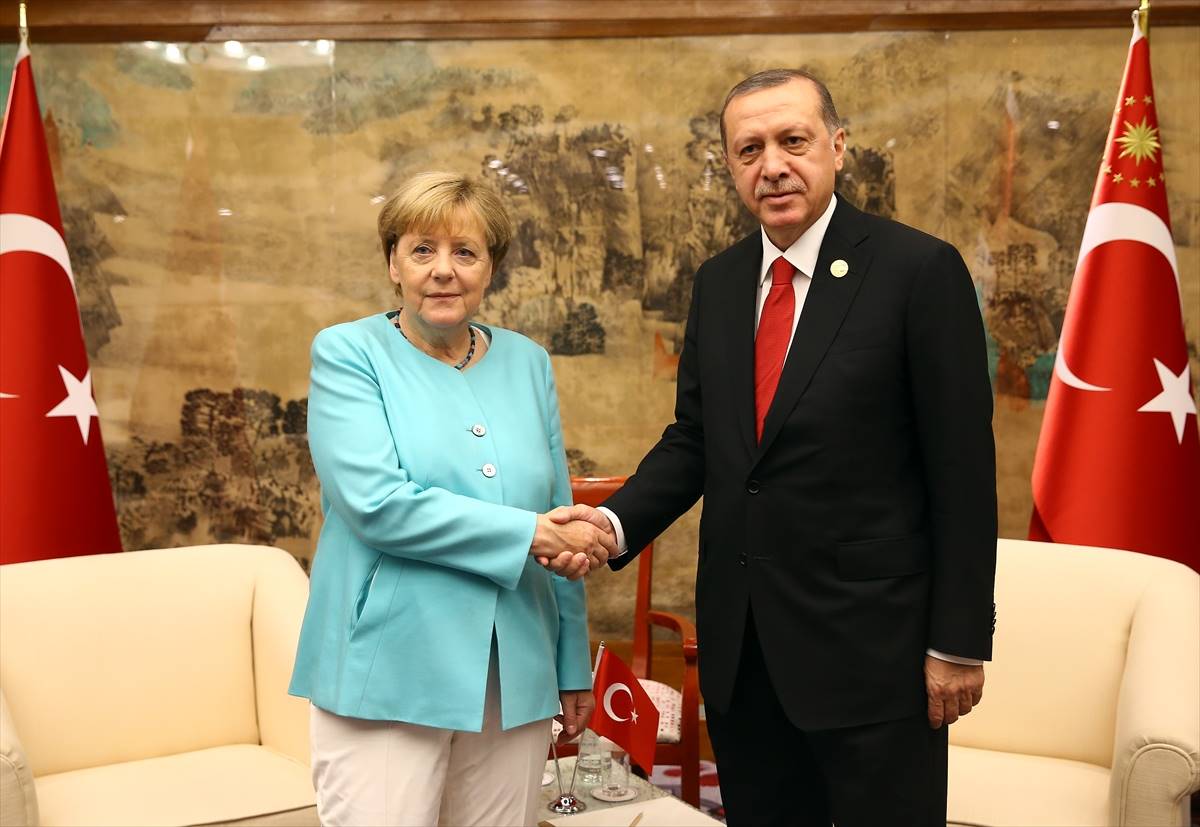 Merkel'den Erdoğan'a Berlin daveti