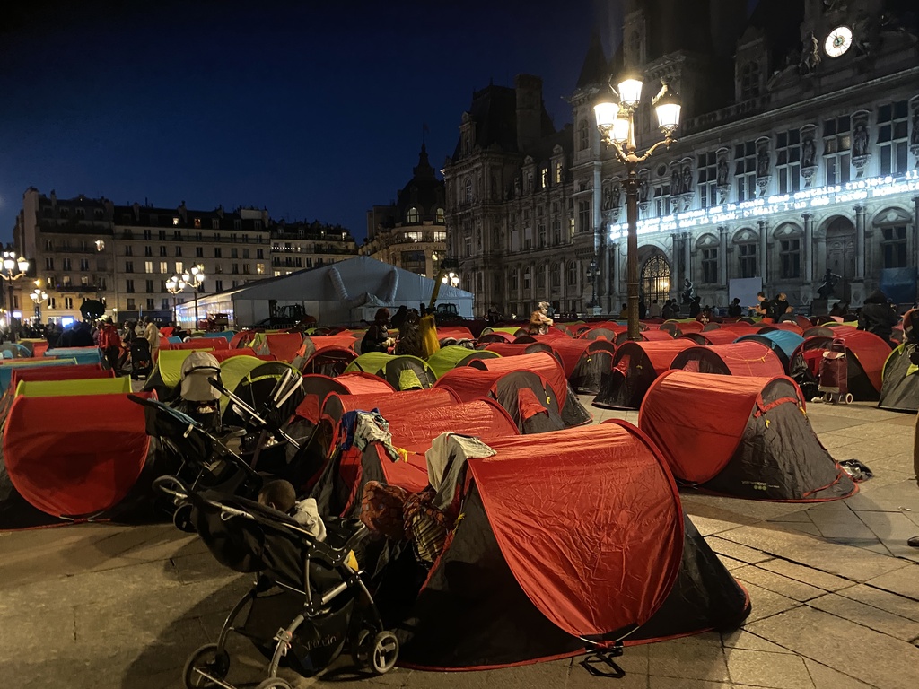 Refakatsiz Çocuklar ve Düzensiz Göçmenler Paris'te Kamp kurdu