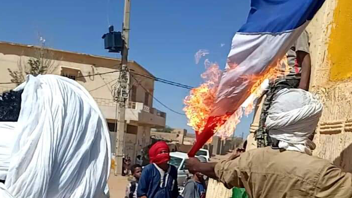 Mali'de Göstericiler Fransız Üssünü Ateşe Verdi