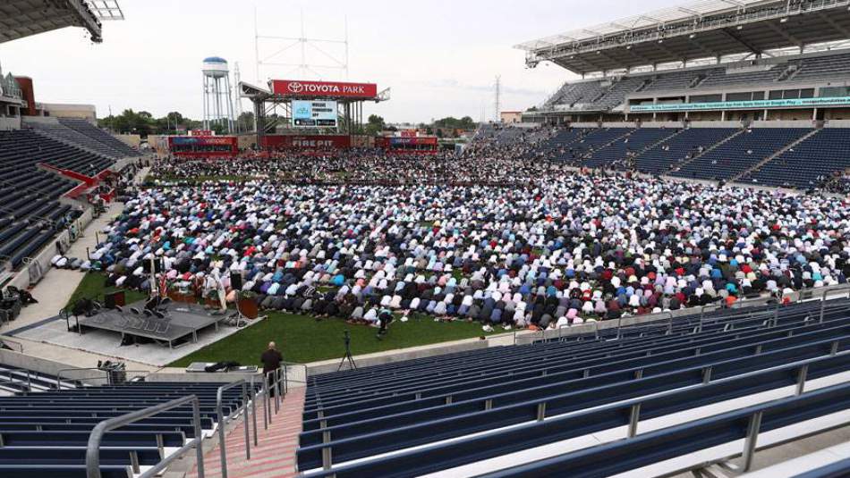 ABD'de 25 bin kişi stadyumda bayram namazı kıldı