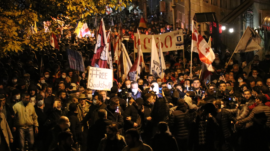 Gürcistan'da Binlerce Kişi, Saakaşvili İçin Destek Gösterisi Düzenledi