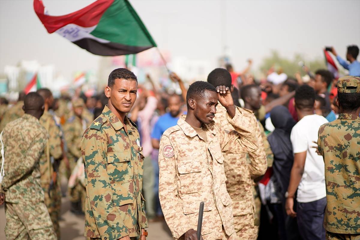 Sudan'da muhalefet yönetimin sivil hükümete devrinde ısrarcı