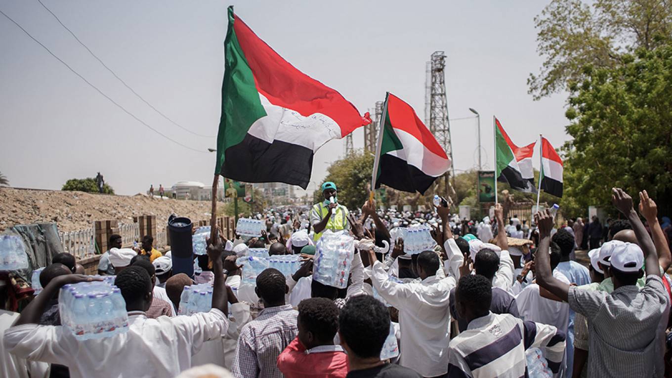 Sudan'da Protestocular Askeri Konsey ile Müzakereleri Askıya Aldı