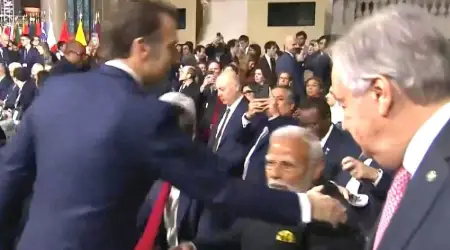 Modi’nin Eli Havada Kaldı, Macron Sıkmadı