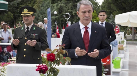 Hulusi Akar 15 Temmuz şehitlerinin mezarlarını ziyaret etti