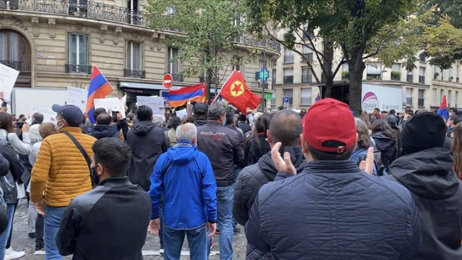 Ermeni Protestoculardan Azerbaycan'ın Paris Büyükelçiliğine Saldırı