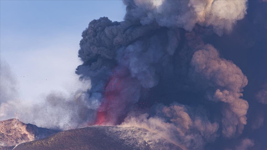 İtalya'da Etna Yanardağı Lav Püskürtmeye Devam Ediyor