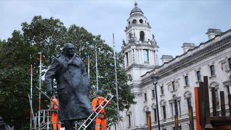 Londra'da Eski Başbakan Churchill'in Heykelinin Koruması Kaldırıldı