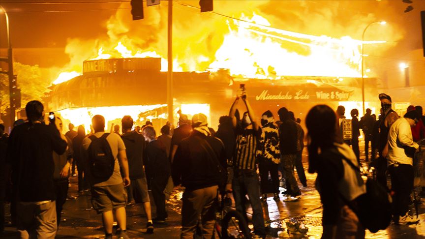 Minneapolis'te Başlayan Protestolar Ülke Genelinde Kaosa Dönüştü