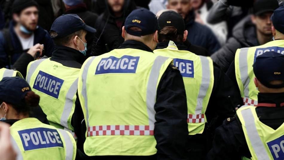 İngiltere'nin Bristol Kentinde Eylemciler Polis Karakoluna Saldırdı