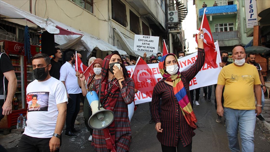 Hakkari'de Aileler Dağa Kaçırılan Çocukları İçin HDP İl Başkanlığı Önünde Eylem Yaptı