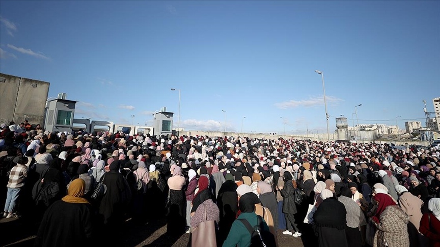 İsrail Cuma Namazı Öncesi Batı Şeria'daki Filistinlilerin Kudüs'e Girişini Kısıtladı