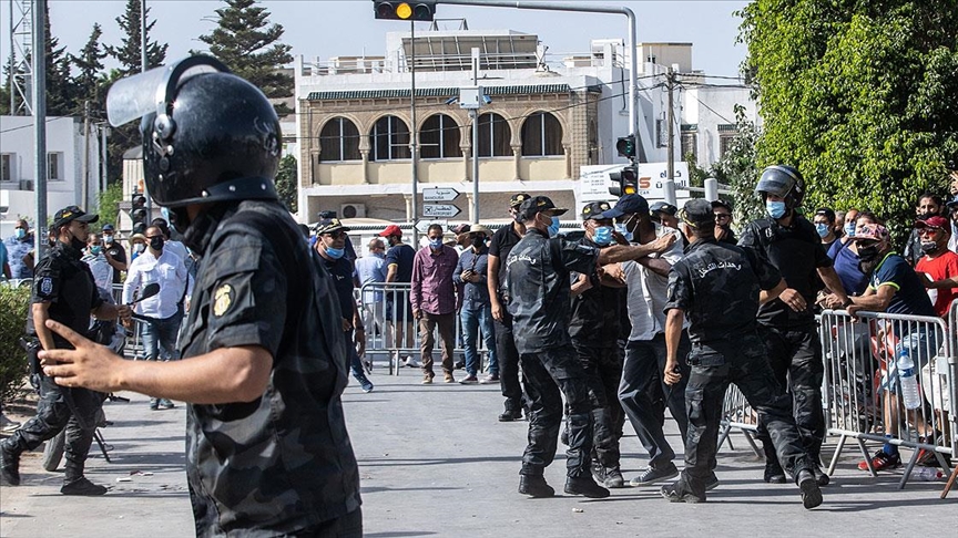 Tunus Emniyet Güçleri Darbe Karşıtları ve Destekçilerine Müdahalede Bulundu