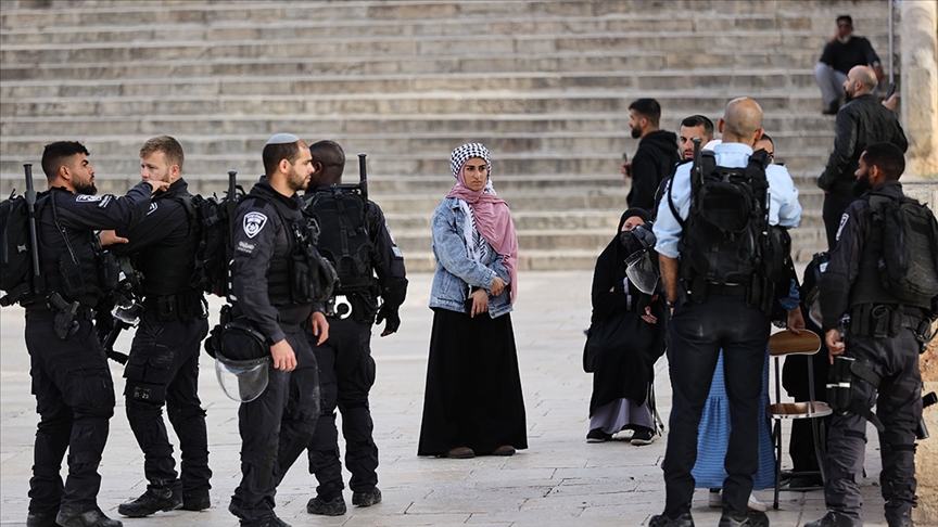 İsrail Polisinden Mescid-i Aksa'ya Baskın