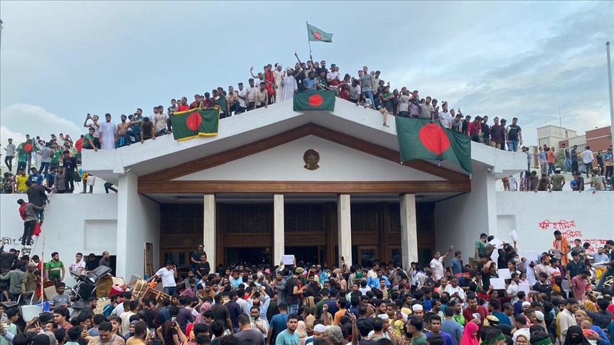 Bangladeş'te Hasina’nın Kaçması ile Muhammed Yunus Geçici Hükümetin Başına Geçti