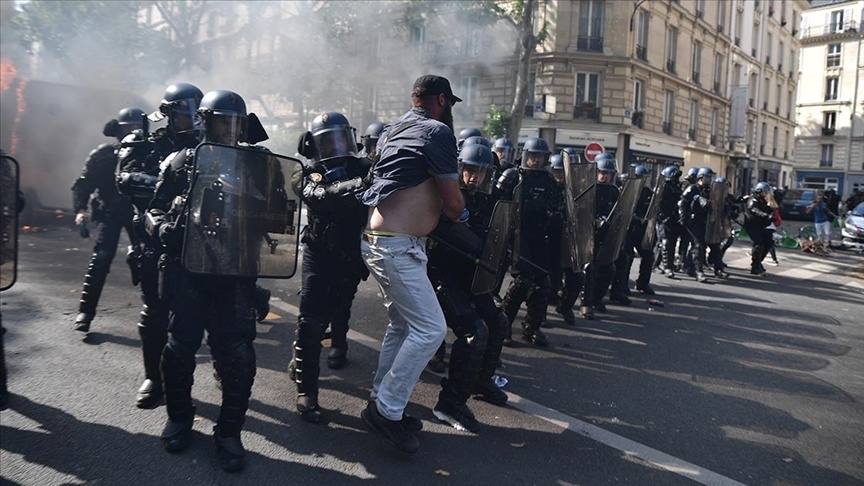 Paris'te Emeklilik Reformuna Karşı Düzenlenen Gösteride 28 Kişi Gözaltına Alındı