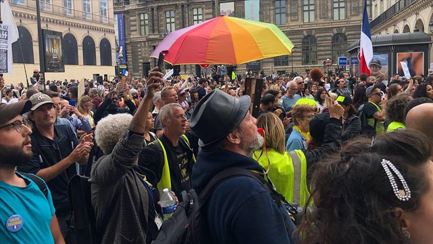 Fransa'da Anayasa Konseyinin Onayladığı Kovid-19 Yasası Protesto Ediliyor